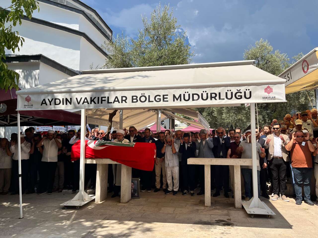 Eski Muğla Milletvekili Latif Sakıcı Son Yolculuğuna Uğurlandı 1